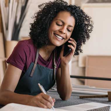 Femme qui prends des notes au téléphone