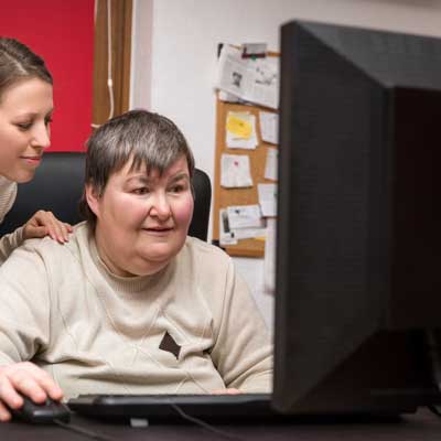 Femme handicapée qui fait de la saisie