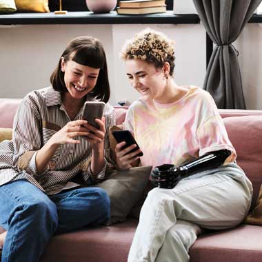 Deux jeunes femmes sur leurs téléphones